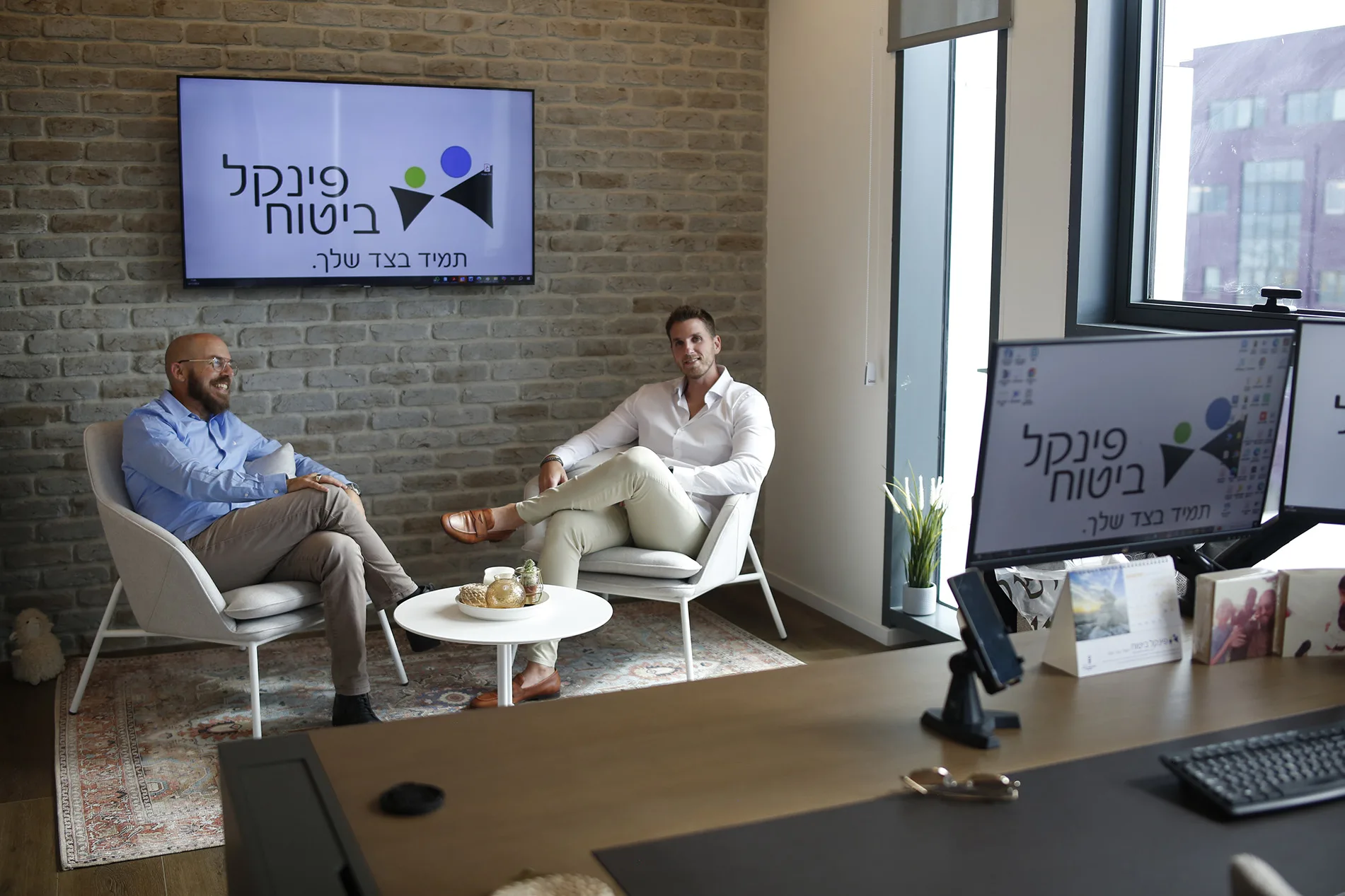 אוהד פינקל ורועי לקר בשיחה מקצועית במשרדי פינקל ביטוח - גישה אנושית ומכבדת בענף הביטוח
